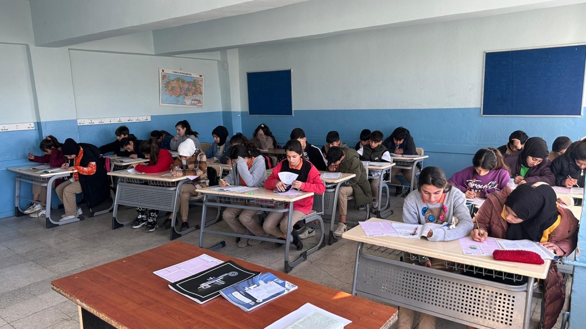8. sınıf öğrencilerine LGS sınavına yönelik deneme sınavı yapıldı. 